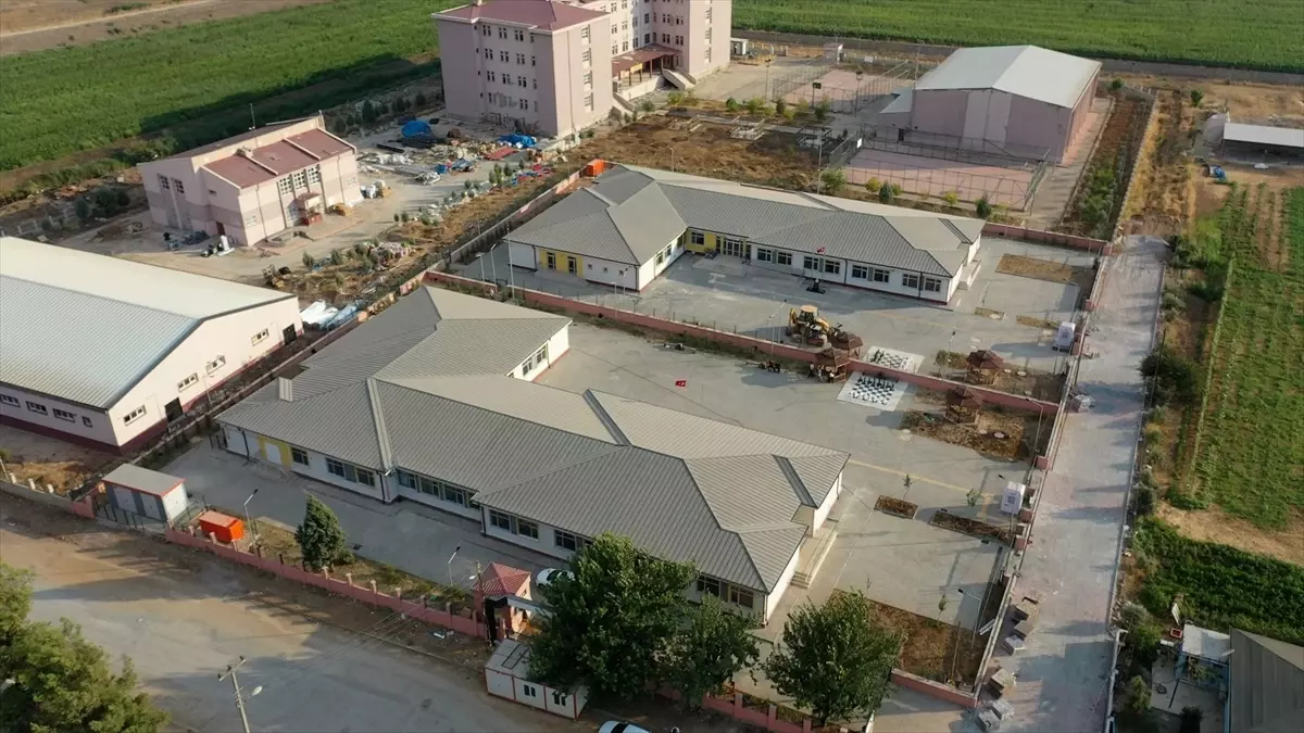 Kahramanmaraş’ın Türkoğlu ilçesinde deprem sonrası yapılan 3 okul öğrencilerle buluşuyor