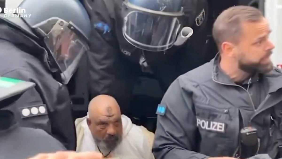 Alman polisi sınır tanımadı: Filistin yürüyüşüne tekerlekli sandalyede katılan adama gözaltı