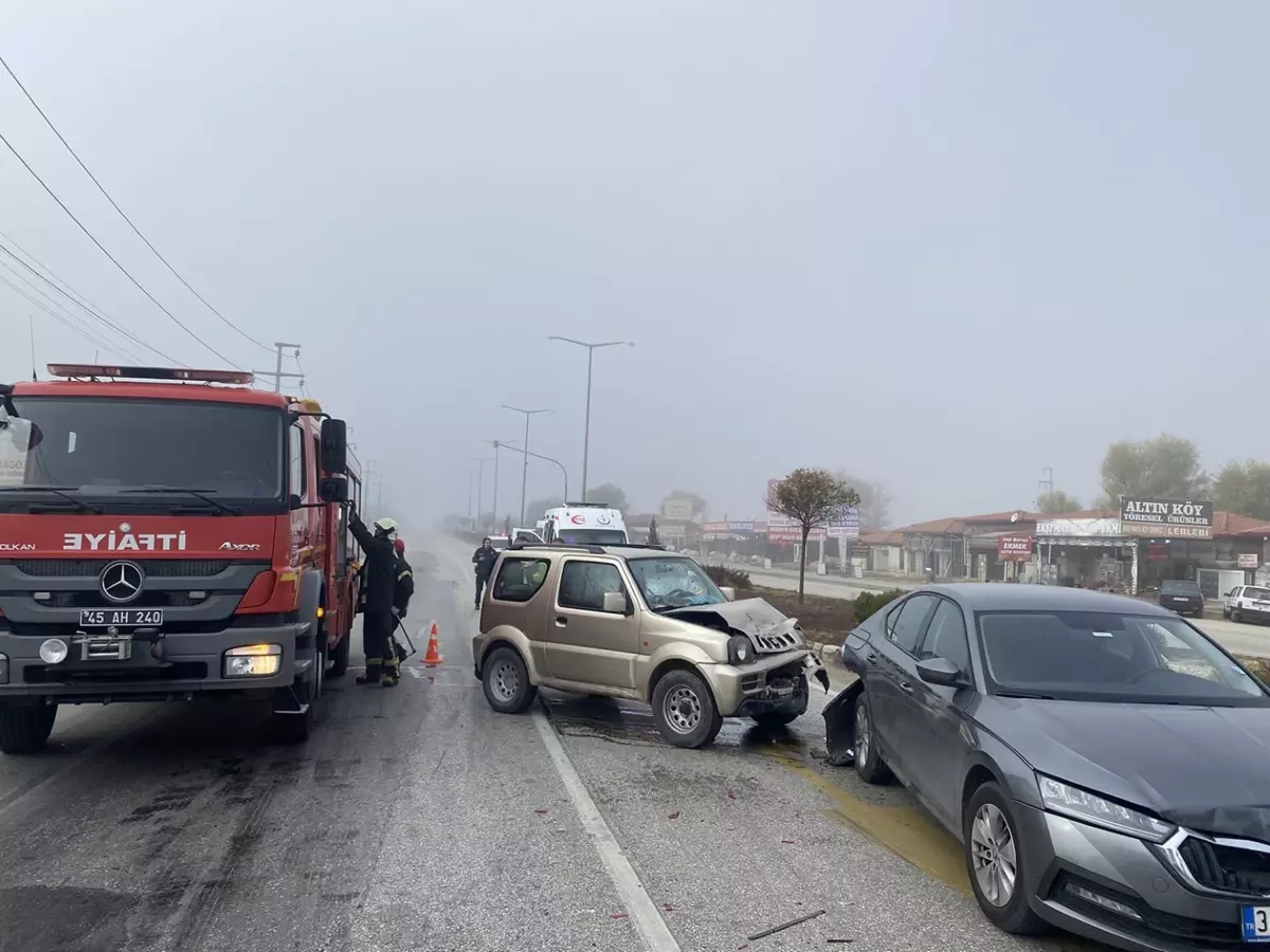 Manisa’da Yoğun Sis Kazaya Neden Oldu: 2 Sürücü Yaralandı