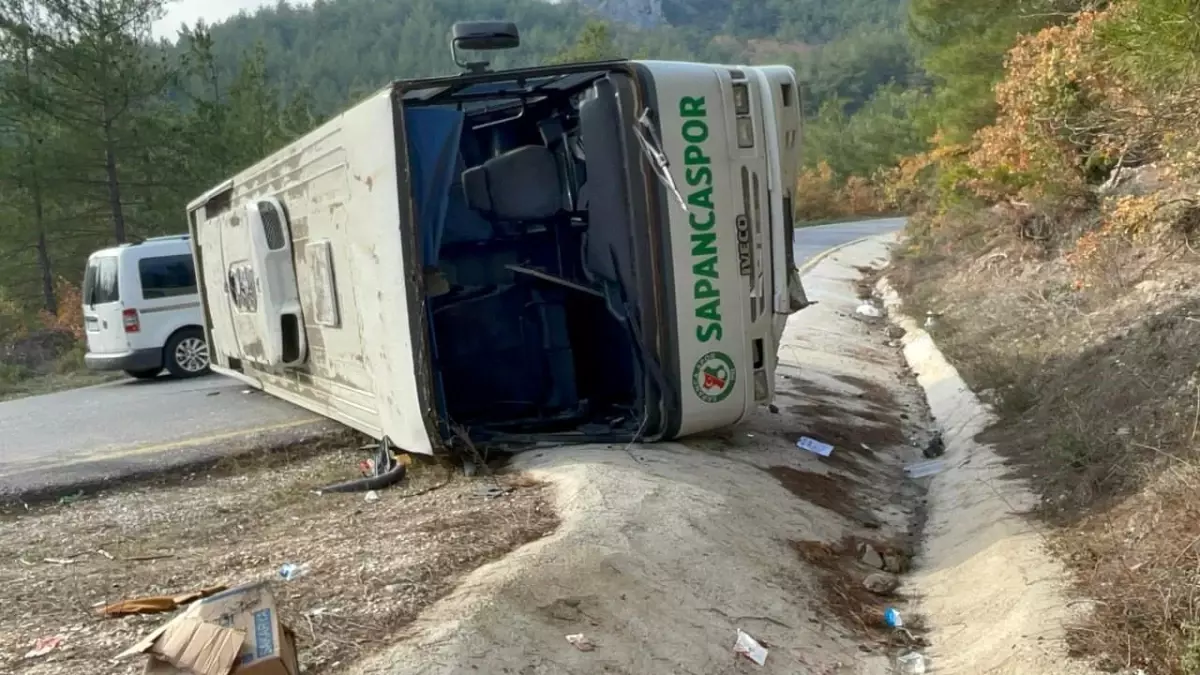 Sakarya’da Öğrenci Midibüsü Devrildi: 7 Öğrenci Yaralı