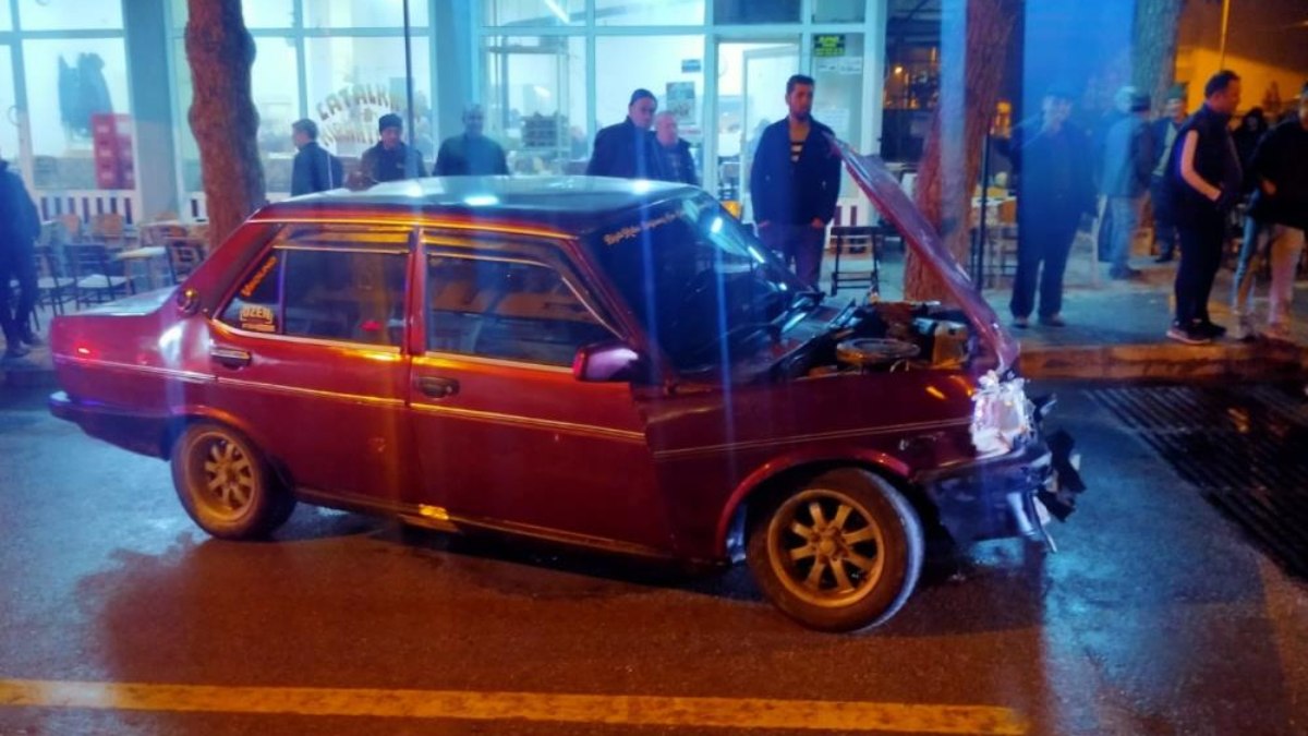 Aydın’da kamyonetle çarpışan otomobil kullanılamaz hale geldi