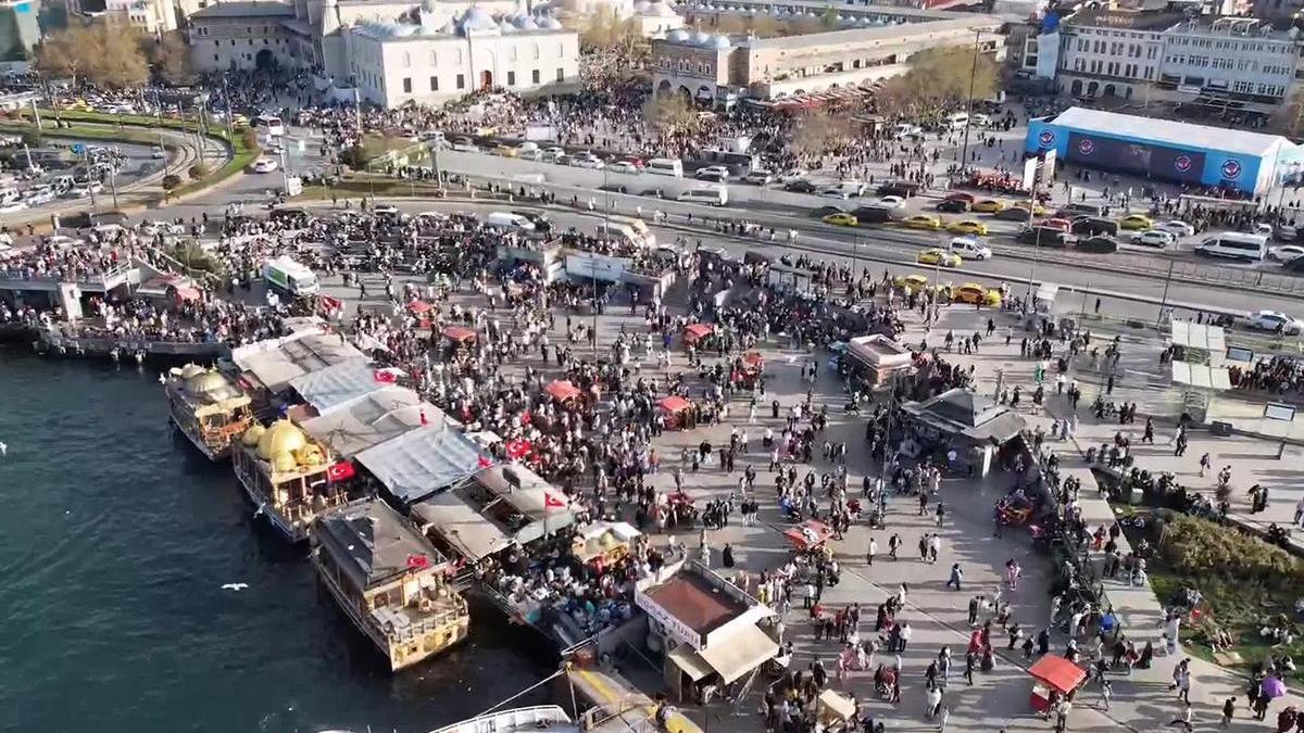 Son dakika haberi: Adım atacak yer kalmadı! Eminönü’nde bayram yoğunluğu