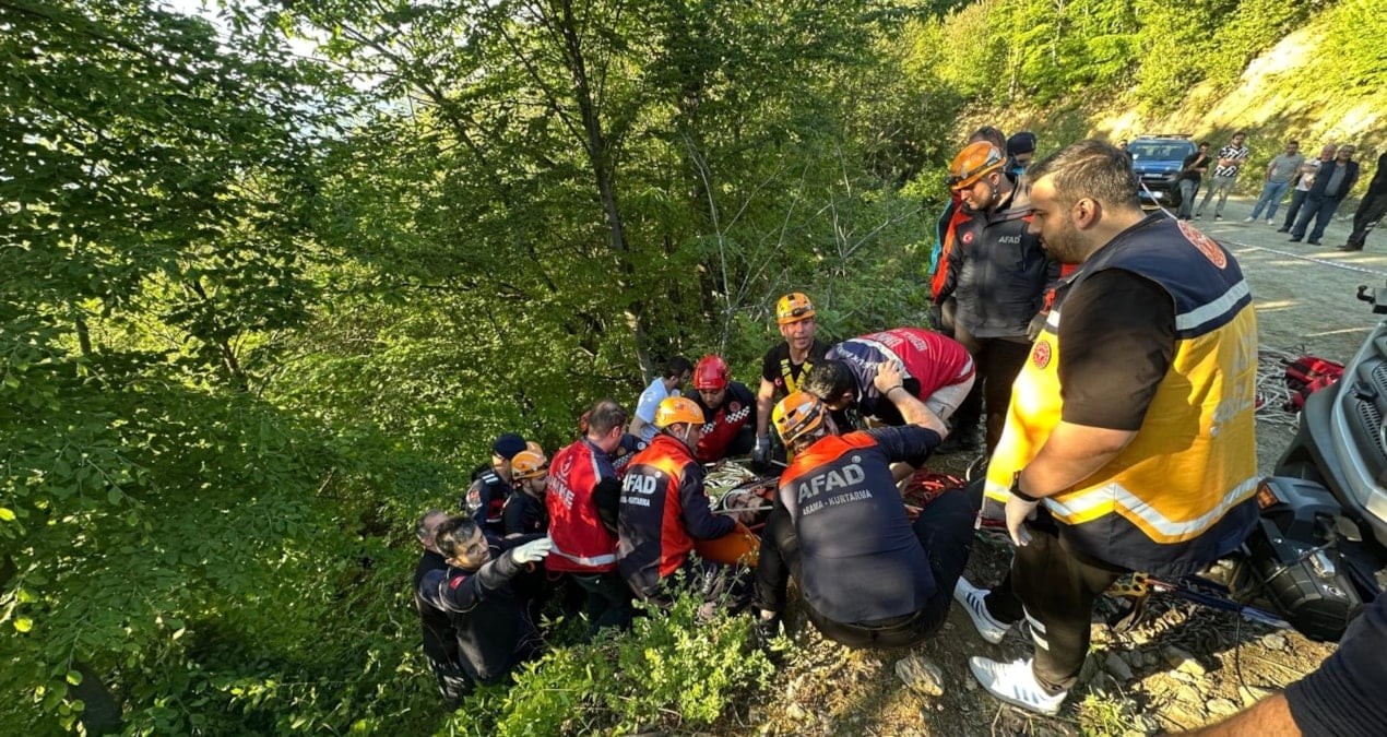 Sakarya’da kaza! Arazi aracı şarampole yuvarlandı; karı- koca yaralandı